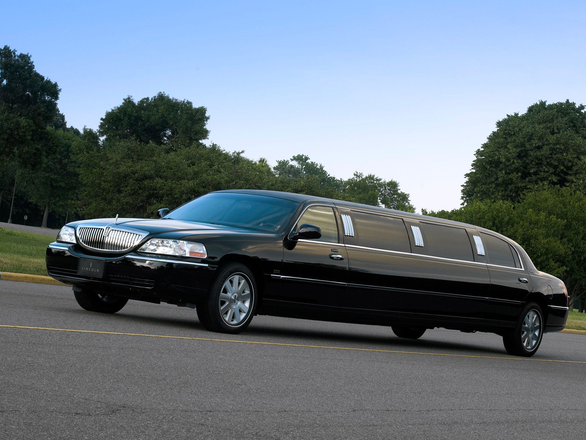 jgat_lincoln_town_car_limousine
